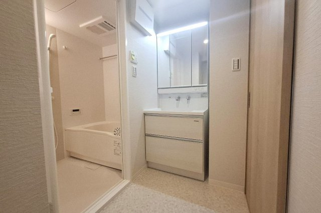 アンビエント金剛東ガーデンコートの独立洗面台|洗面室