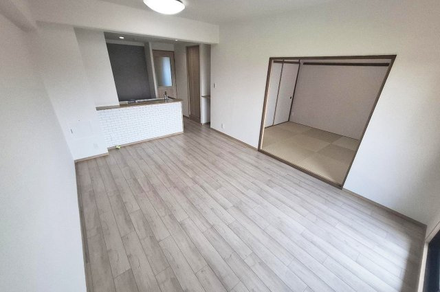 アンビエント金剛東ガーデンコートの居間・リビング|LDK