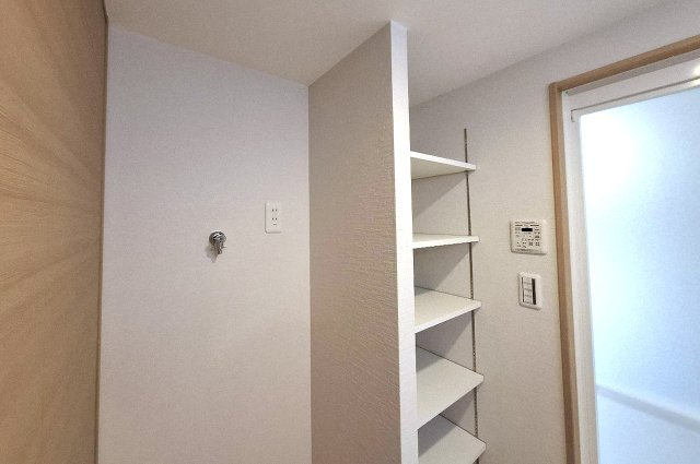 グランアッシュ天美駅前の収納|洗面室可動棚