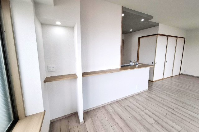 グランアッシュ天美駅前の内装|キッチンカウンター横に設置された電話台