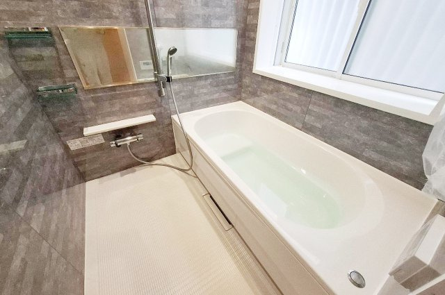 富田林市伏山の浴室|バスルーム：スタックグレーの落ち着いたカラーがゆったりとしたバスタイムを演出します。