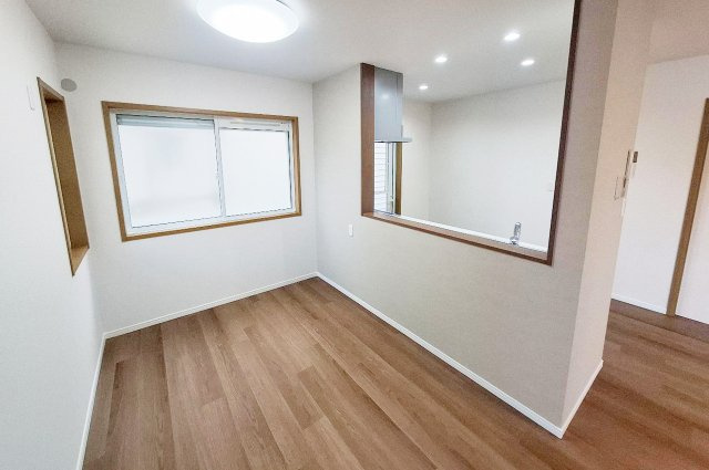 富田林市伏山の居間・リビング|ダイニングキッチン：クロスやフロアタイルを貼替え、照明器具を新調しました。