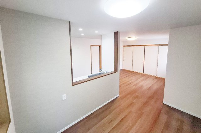 富田林市伏山の居間・リビング|LDK：食事とくつろぎのスペースを緩やかに切り分けられるレイアウトです。