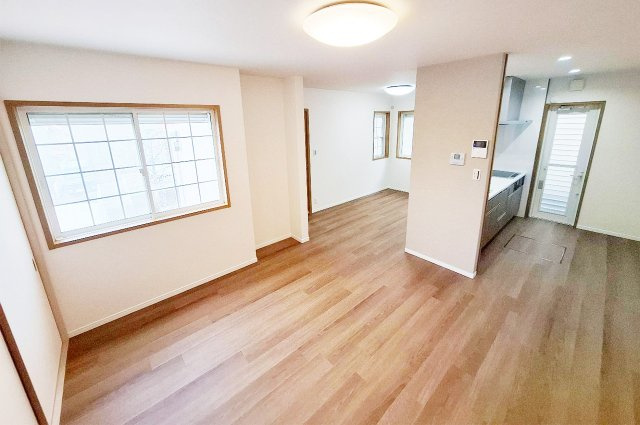 富田林市伏山の居間・リビング|LDK：窓が多く明るいLDK（窓の横のスペースは可動棚になります）