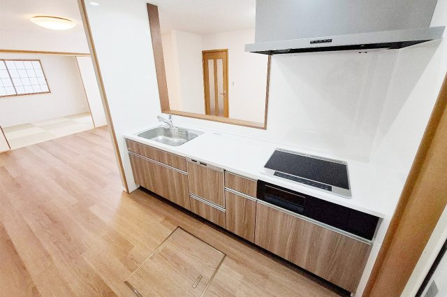 富田林市伏山のキッチン|キッチン：食洗機付きで火を使わないIHコンロで、換気扇もお手入れのしやすいフラットタイプです。