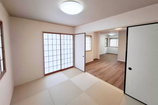 富田林市伏山の和室|和室：内装リフォーム済みで、照明も設置済みです。