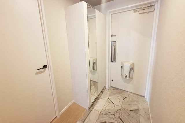 朝日プラザ南大阪ターミナル・シティの玄関|玄関：姿見付きの下駄箱を新調済み。

