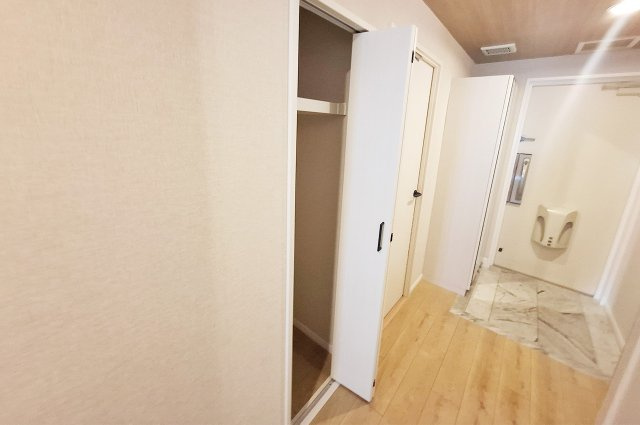 朝日プラザ南大阪ターミナル・シティの収納|廊下：クロスやフローリングを貼替えるなどリフォーム済み。