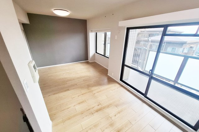 朝日プラザ南大阪ターミナル・シティの居間・リビング|リビングダイニング：南向きにつき日当たり良好です。