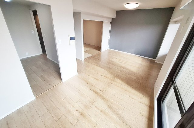 朝日プラザ南大阪ターミナル・シティの内装|LDK：アクセントクロス新調済み。