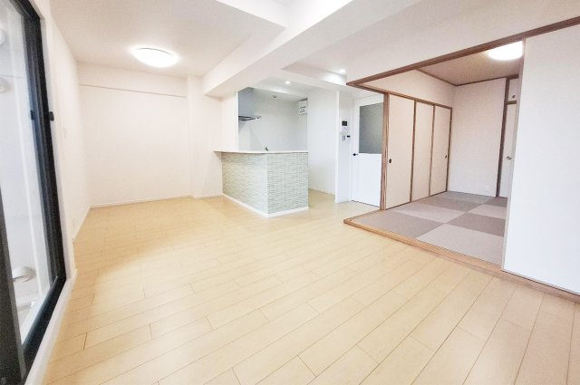 ディオ・フェルティ白鷺の居間・リビング|約13.3帖でレイアウトの自由度が高いLDK。隣接する和室の襖を開ければさらに広々とした空間に。