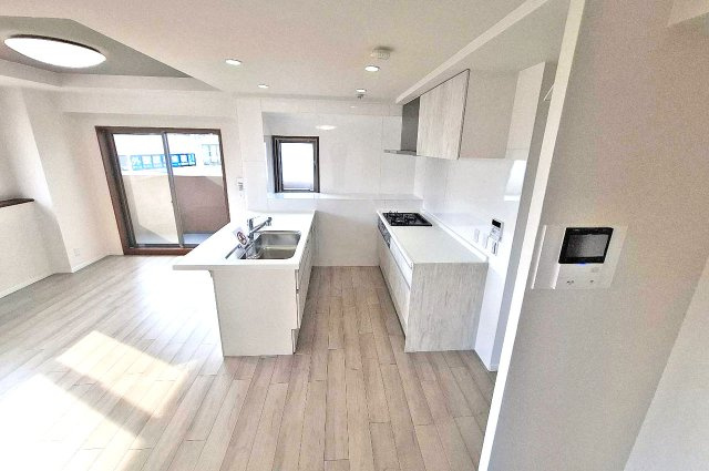 ルネフェリアス堺鳳のキッチン|パナソニックの食洗機付きシステムキッチンを新調。シンクとコンロが別々に設置されたセパレートキッチン。