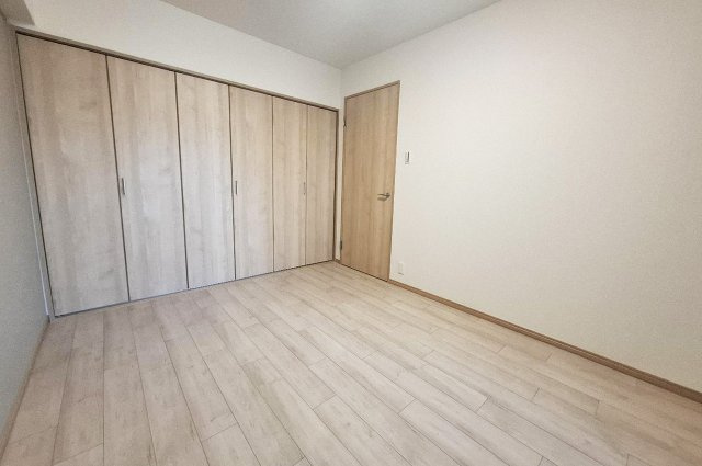 ベルク浜寺公園の寝室|洋室約6.5帖はたっぷり収納できるクローゼット付きで、お部屋をすっきり美しく保てます。