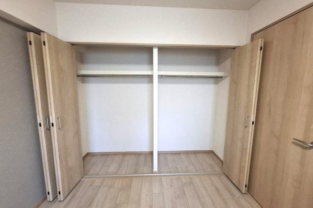 ベルク浜寺公園の収納|新調済みのクローゼットは部屋幅いっぱいのワイドサイズ。衣類や季節物もすっきり片付きます。