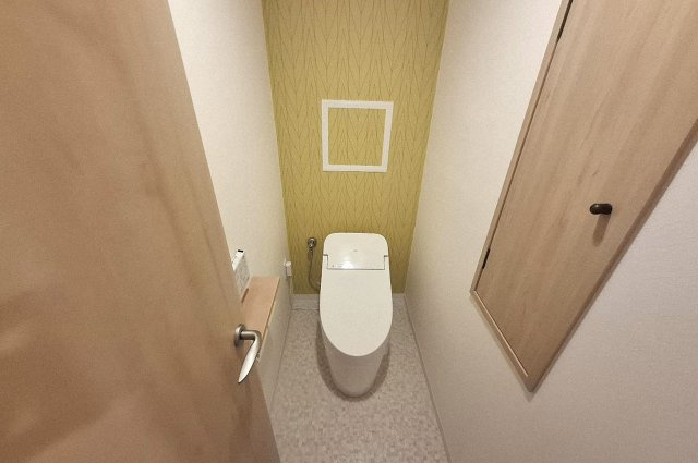 ベルク浜寺公園のトイレ|トイレ内の壁や床、入口建具は新調済み。明るいイエローのアクセントクロスが印象的です。