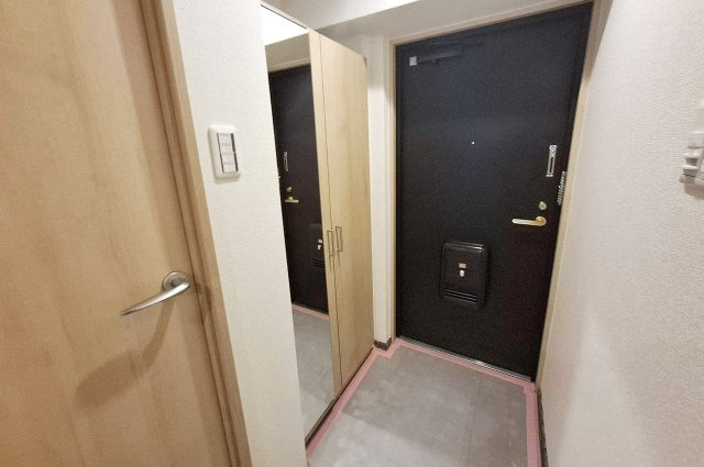 ベルク浜寺公園の玄関|玄関や廊下はリフォームで一新。毎日気持ちよくお出かけ・帰宅ができます。