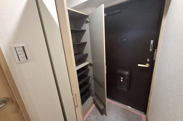 ベルク浜寺公園の収納|便利な姿見付きで、背の高い下駄箱も新調済みです。