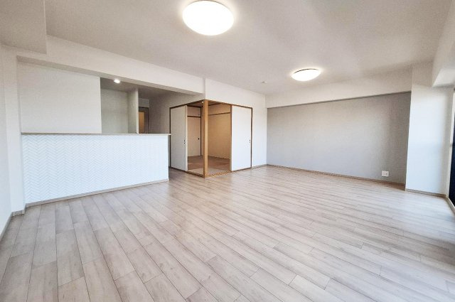 ベルク浜寺公園の居間・リビング|LDKはクロスやフローリングをきれいに貼替え済み。木目調のフローリングが温かみを演出します。