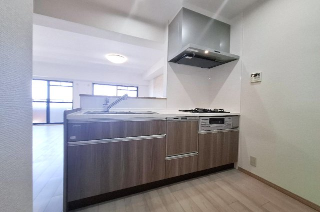 ベルク浜寺公園のキッチン|シックな扉色のシステムキッチンを新調。食後の片付けもラクラクなうれしい食洗機付きです。