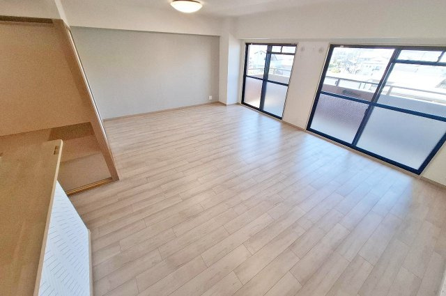 ベルク浜寺公園の居間・リビング|南西向きに面した、明るく開放的なリビングダイニング。