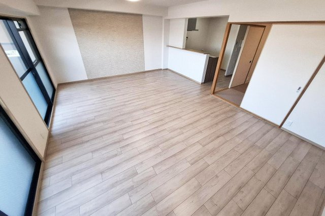 ベルク浜寺公園の居間・リビング|家族団らんにぴったりの広々とした約18.4帖のLDK。家具の配置もしやすいゆとりのスペースです。