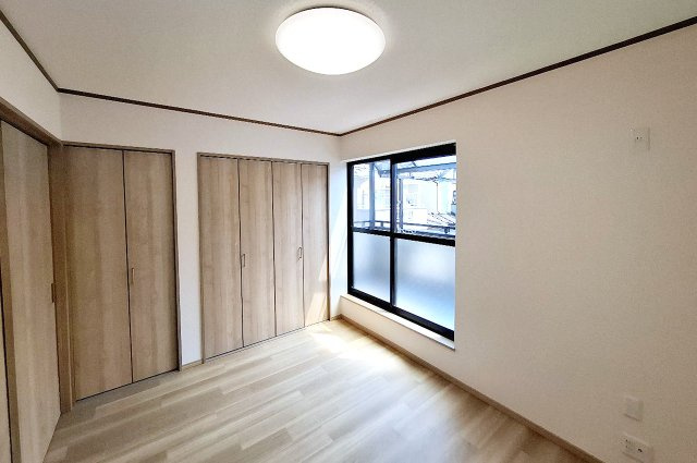 堺市中区深井北町の洋室|リフォームできれいになった洋室（2）。2ヶ所のクローゼット付きでお部屋はすっきりと片付きます。