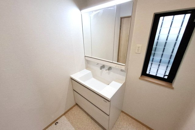 堺市中区深井北町の独立洗面台|リフォームで一新した洗面室。洗面化粧台も新調済みです。