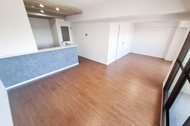 シティパーク北野田の居間・リビング|LDK：壁・天井クロス、フローリング貼替済み。リフォームをしてピカピカの室内です。