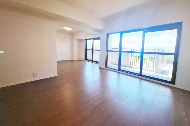 シティパーク北野田の居間・リビング|LDK：南向きバルコニーに面しており日当り良好。