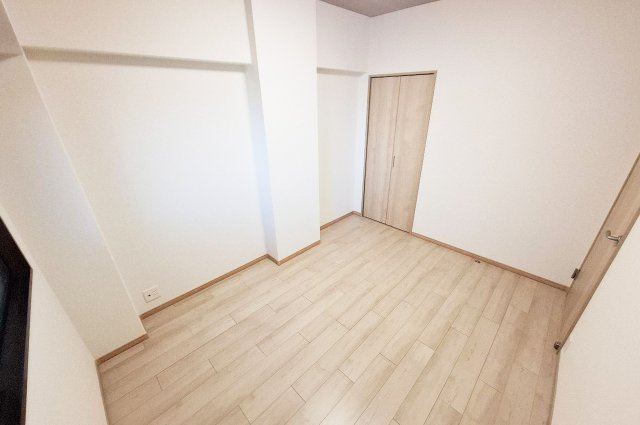 シティパーク北野田の子供部屋|洋室1：約5.7帖の洋室は寝室や子供部屋にちょうど良いサイズ。暮らしに合わせて幅広く活用できます。