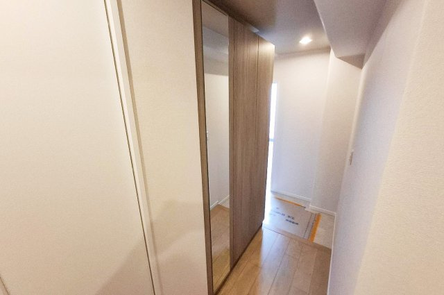 アグラード堺の玄関|玄関：玄関横には姿見付き収納付き