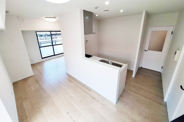 アグラード堺の居間・リビング|LDK：リフォーム済みできれいな室内