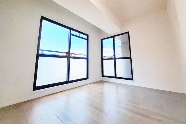 アグラード堺の居間・リビング|LDK：南西向きバルコニーに面した明るいリビング