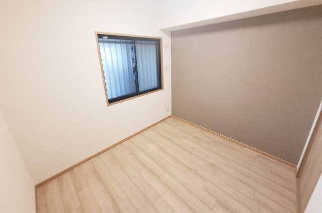 エスリード堺三国ヶ丘の内装|納戸：リフォーム済みの納戸は内装が整えられ、衣類や季節の家電などを安心して収納できます。