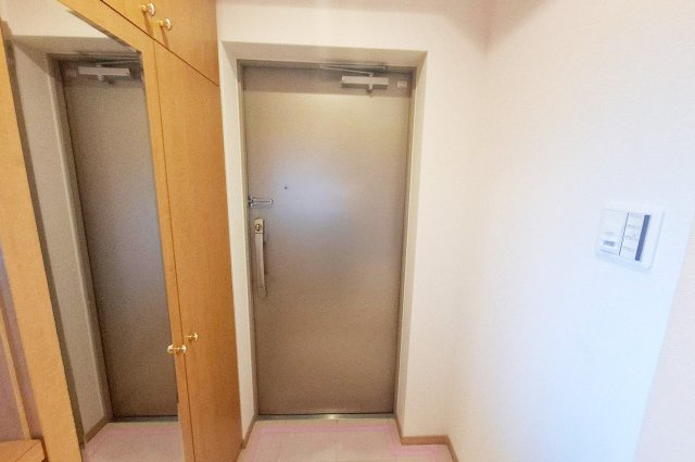 エスリード堺三国ヶ丘の玄関|玄関：姿見付きの収納でお出かけ前の最終チェックもスムーズ。整理された玄関は快適な毎日を演出します。