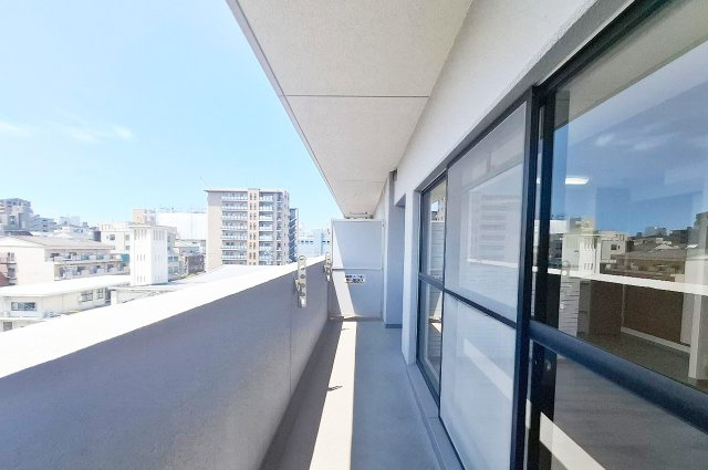 エスリード堺三国ヶ丘のバルコニー|南西向きバルコニーは陽当たり良好。洗濯物もよく乾き、毎日の暮らしに明るさと快適さをもたらします。
