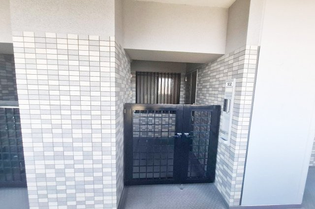 エスリード堺三国ヶ丘の玄関|専用ポーチ：プライバシー性の高い専用ポーチ付。安心感のある住まいの顔として日々の暮らしを支えます。