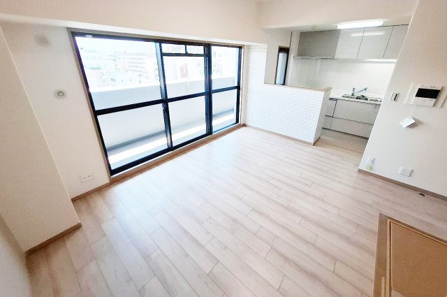 エスリード堺三国ヶ丘の居間・リビング|LDK：リフォーム済みで清潔感のあるLDK。家族や友人と楽しい時間を過ごせる明るく爽やかな空間です。