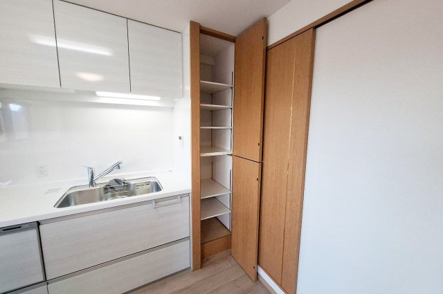 エスリード堺三国ヶ丘の収納|キッチン：システムキッチン横のパントリーを活用すれば、保存食や調理器具もすっきり収まります。