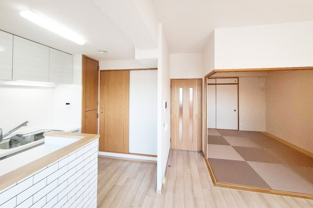 エスリード堺三国ヶ丘の居間・リビング|LDK：キッチン横から洗面所へ繋がる導線で家事効率アップ。隣接した和室は多彩な用途で使用できます。