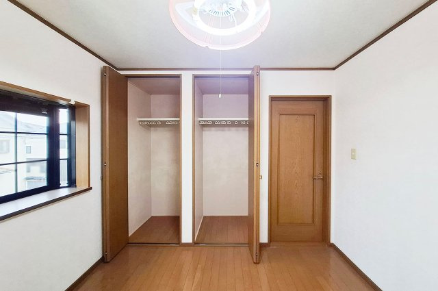 泉佐野市大西２丁目の中古一戸建の収納|洋室1クローゼット