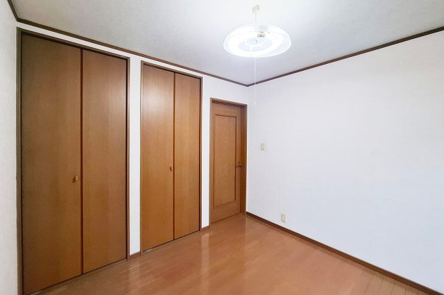 泉佐野市大西２丁目の中古一戸建の子供部屋|洋室2（照明器具撤去予定）