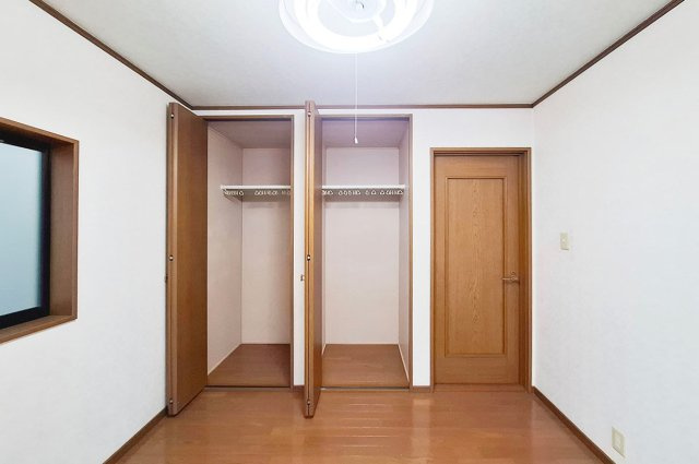 泉佐野市大西２丁目の中古一戸建の収納|洋室2クローゼット