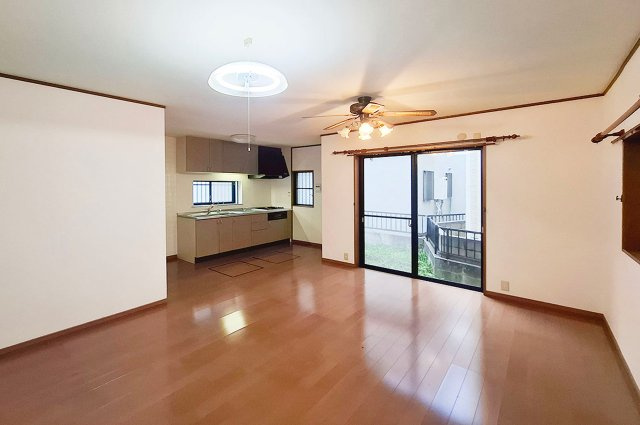 泉佐野市大西２丁目の中古一戸建の居間・リビング|LDK（照明器具撤去予定）