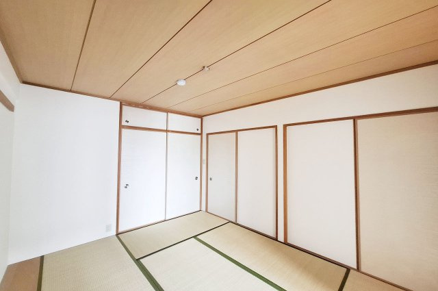 ルネ泉大津ロイヤルコートの和室|和室にはタンス置場（板の間）があり、お部屋を広く使えます。