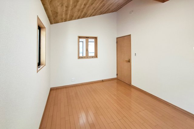 泉大津市板原町3丁目の子供部屋|洋室2：天井にはアクセントクロスを施し、雰囲気を一新。