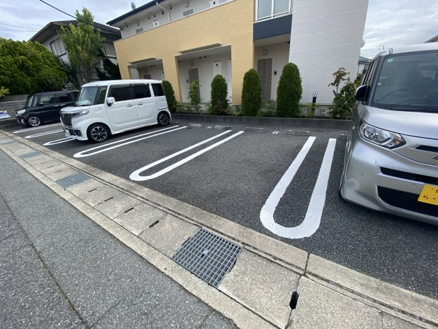 メゾン・ド・花水木　壱番館の駐車場