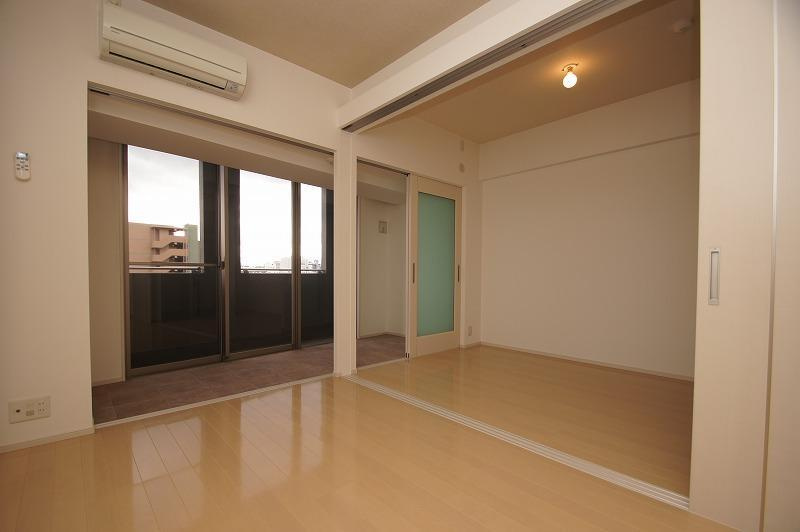 新品家具付きマンション住吉5(KaGood福岡)の居間・リビング|ゆったりとした居間です