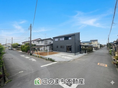 【前面道路含む現地写真】 | LiveleGarden.S幸手市千塚第2　1号棟 | 前面道路が広いので、陽当り・解放感◎になっております！

