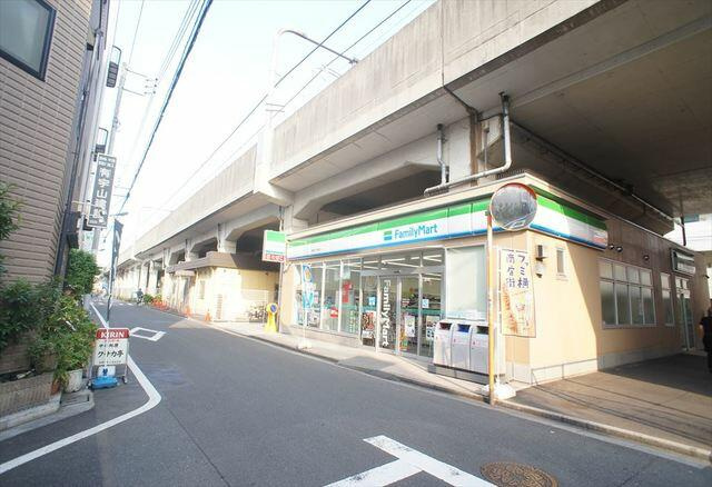 ファミリーマートまで64m